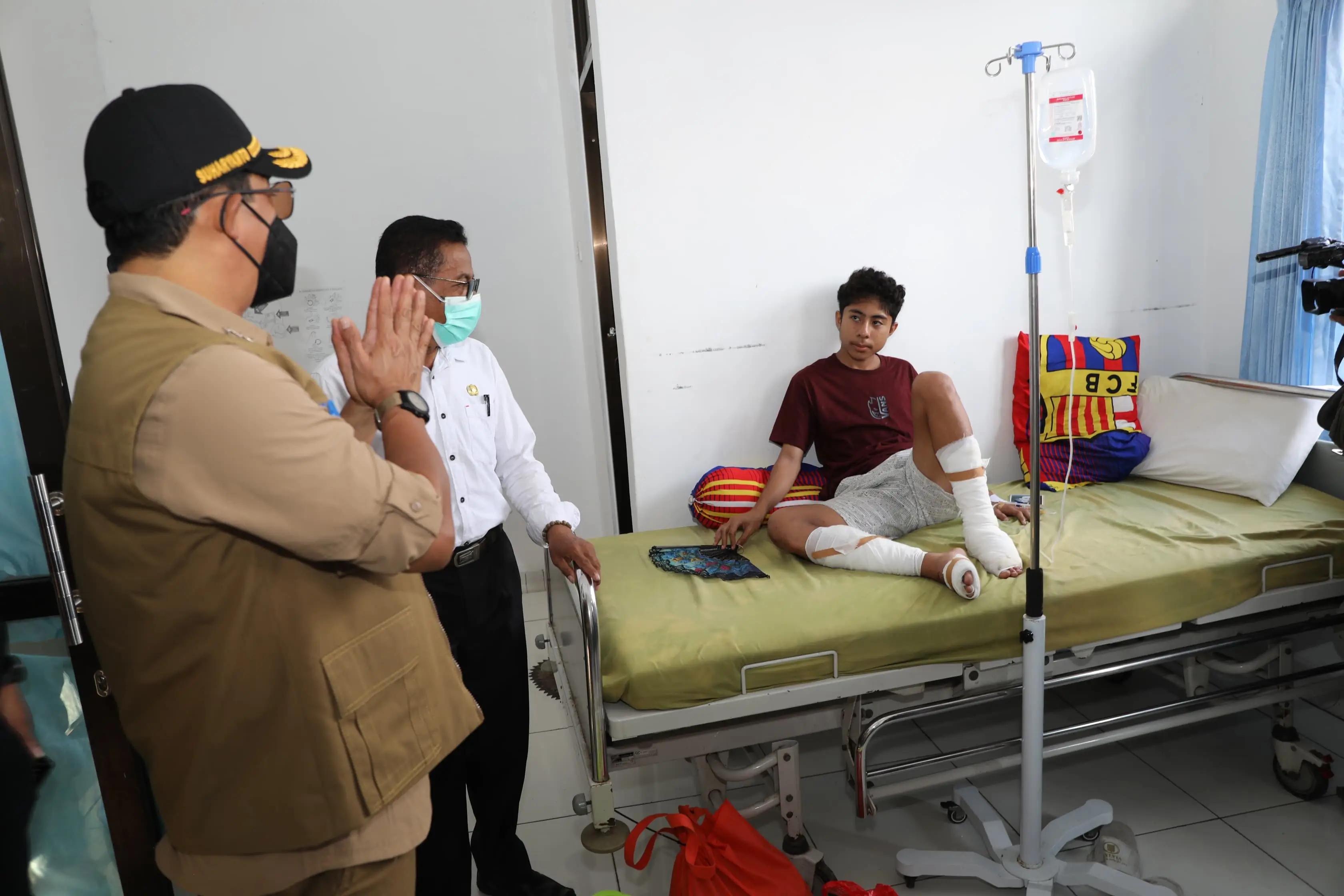 Kepala BNPB Letjen TNI Dr. Suharyanto, S.Sos., M.M (Kemeja dan Rompi Cokelat) saat berada di RSUD Henrikus Fernandez Larantuka mengunjungi korban terdampak erupsi Gunung Lewotobi Laki-Laki di Kabupaten Flores Timur, Nusa Tenggara Timur pada Rabu (6/11).